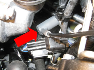 Triumph Tiger 800 XCX - Scottoiler conexión al vacío - codo 6mm instalado