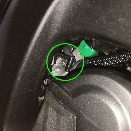 Yamaha XSR900 - Toma de vacío con codo Scottoiler instalado 1